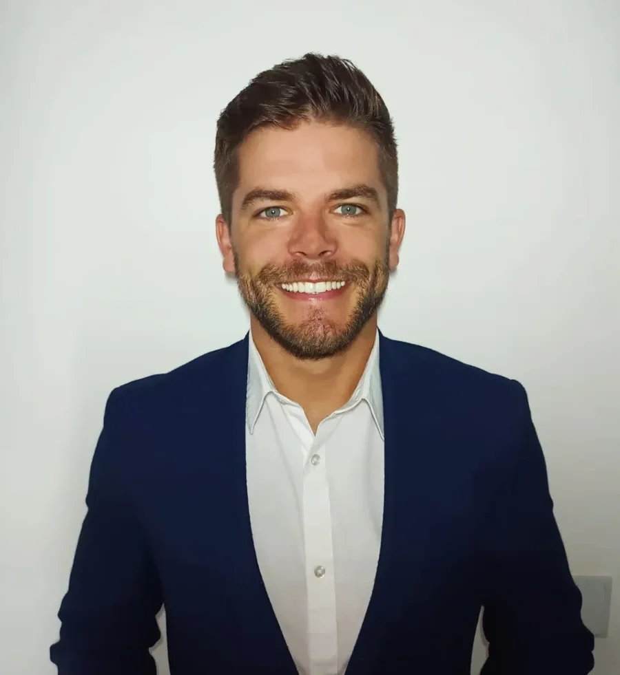Maxime Renard, fondatore di Sitottimo, sorridente in giacca blu e camicia bianca